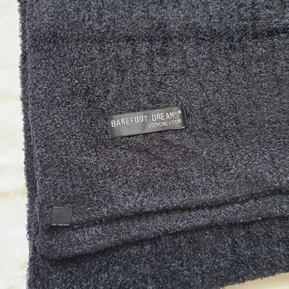 Barefoot dreams fuzzy scarf 13"×68" - Picture 2 of 4